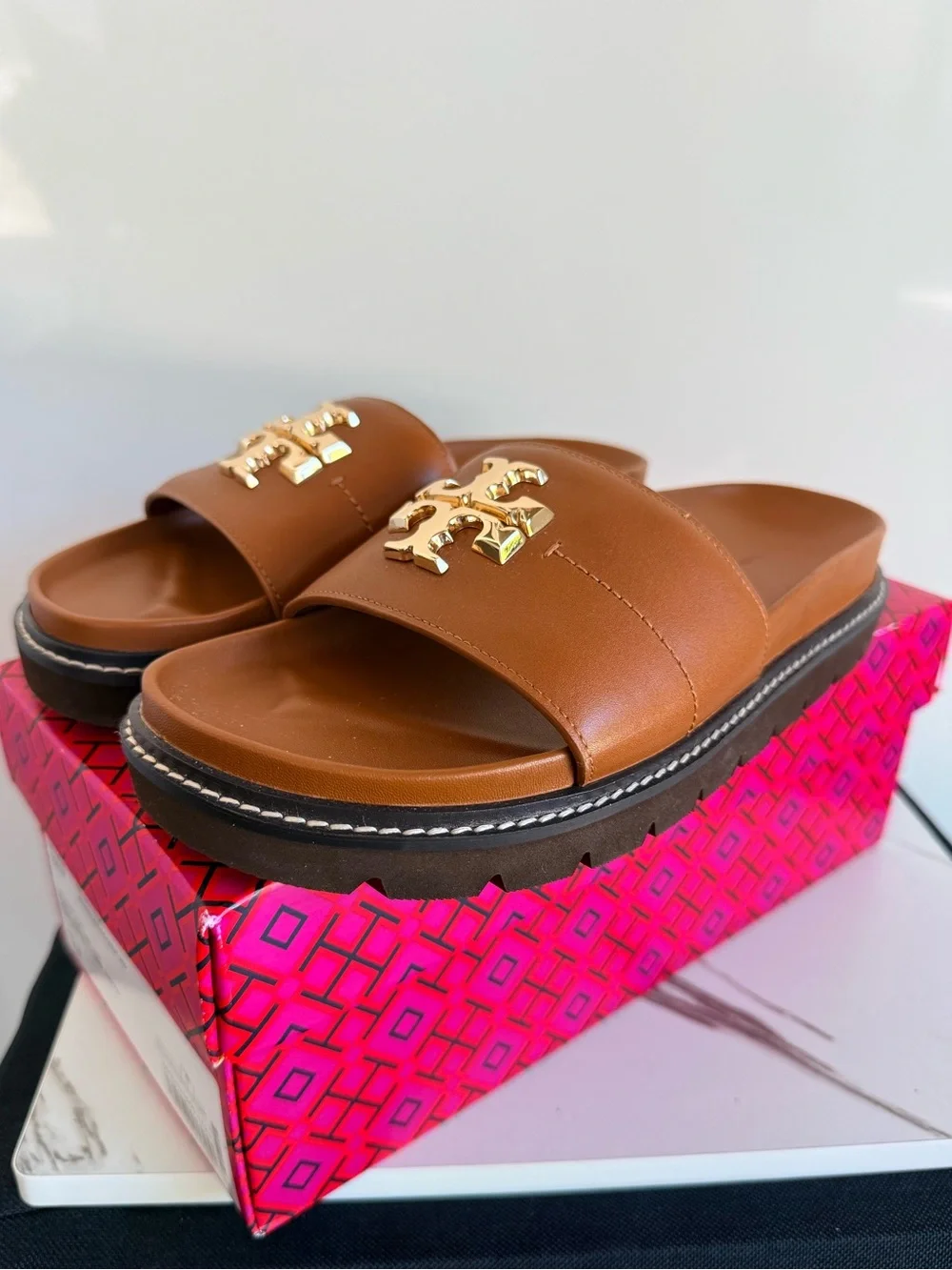 Tory Burch Everly Anatomic Lug Slides 🤎
